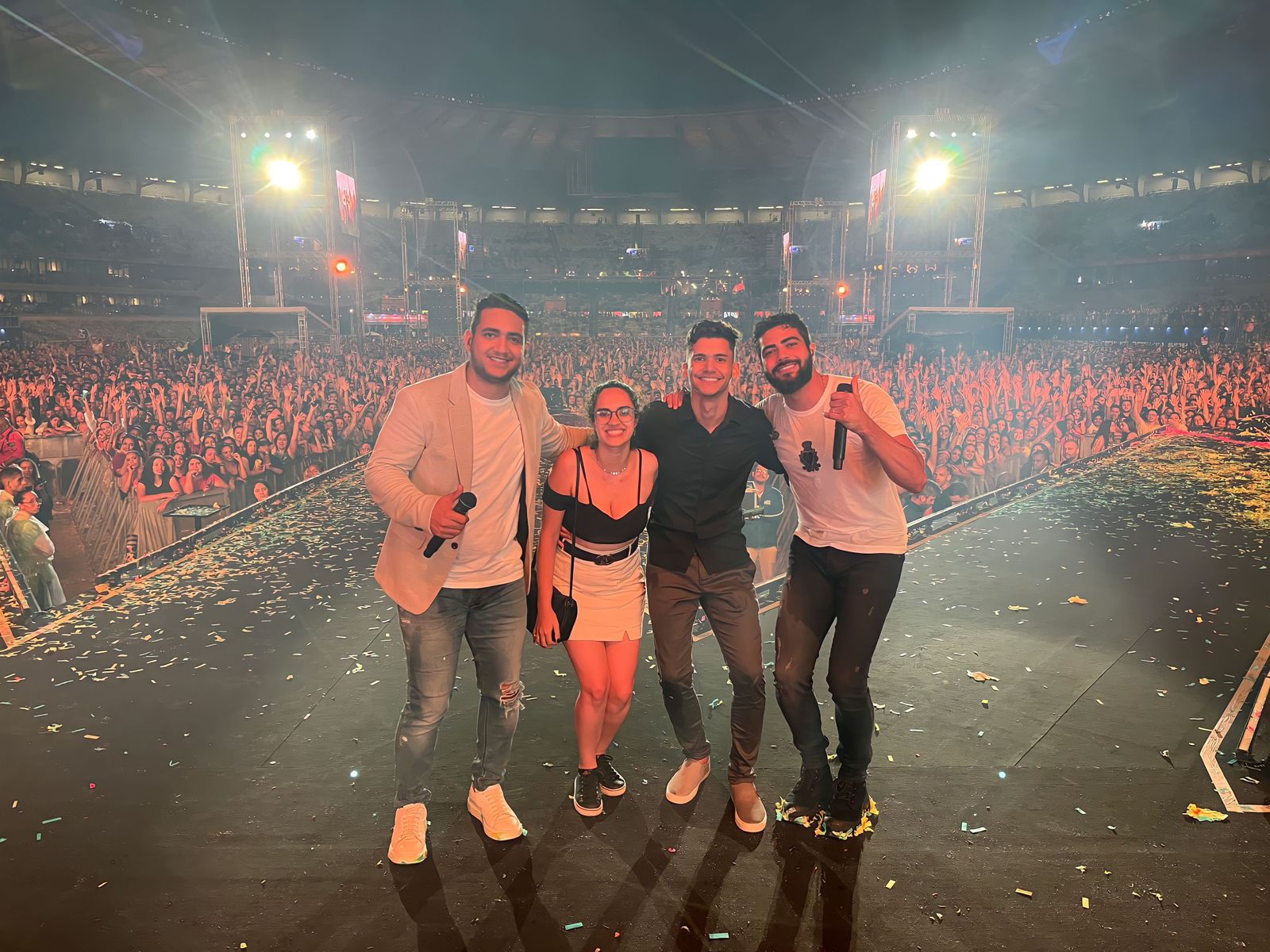 Diante de 50 mil pessoas, itabirano pede namorada em casamento no show da dupla Henrique e Juliano