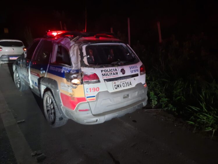 Policial evita colisão frontal e capota viatura na BR-381