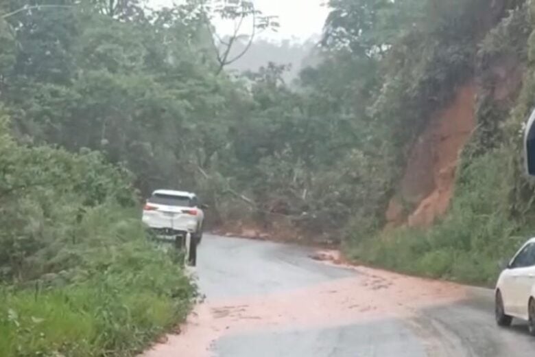 Queda de barreira interdita MG-010 em Conceição do Mato Dentro