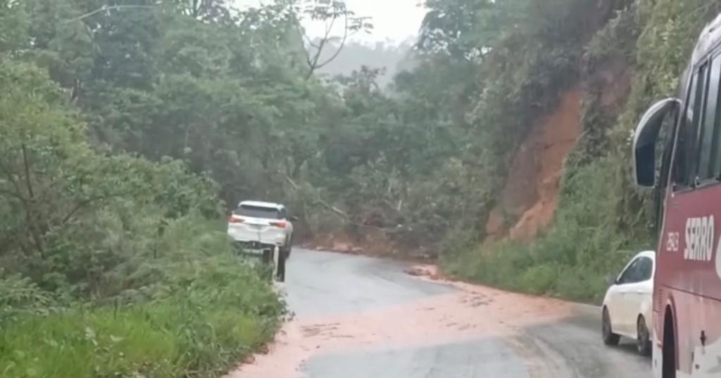 Queda de barreira interdita MG-010 em Conceição do Mato Dentro