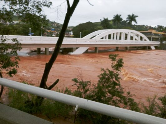 rio piracicaba, em Nova Era, atinge cota de alerta