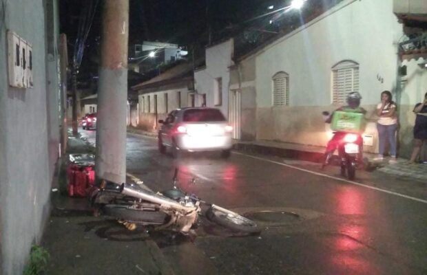 motoqueiro-bate-contra-poste-na-rua-nova-era