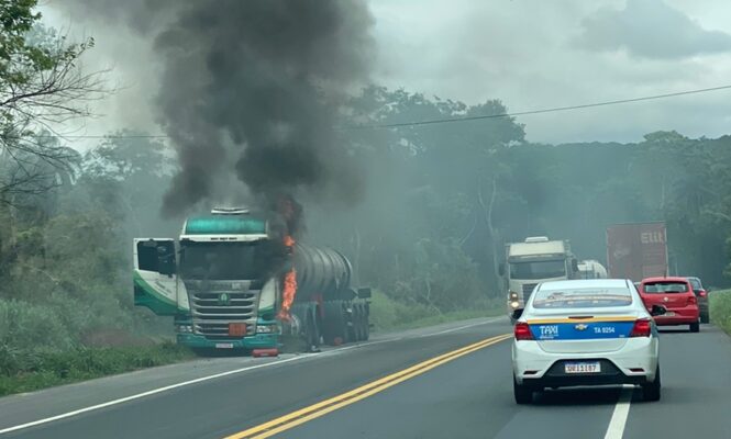 carreta-com-soda-caustica-pega-fogo-e-bombeiros-evitam-vazamento-da-carga