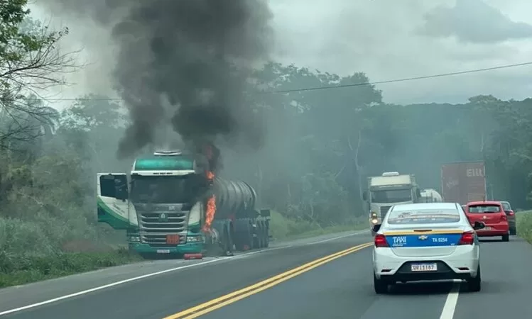 Carreta com soda cáustica pega fogo e bombeiros evitam vazamento da carga