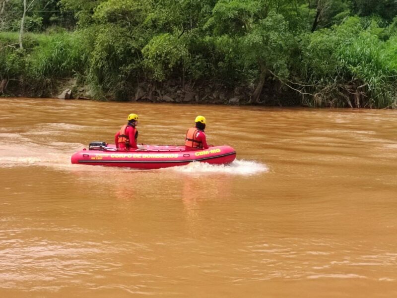 Bombeiros entram no quarto dia de buscas por jovem desaparecido na tragédia de Antônio Dias