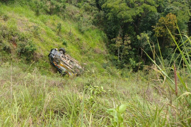 Viatura e motocicleta caem em ribanceira durante perseguição