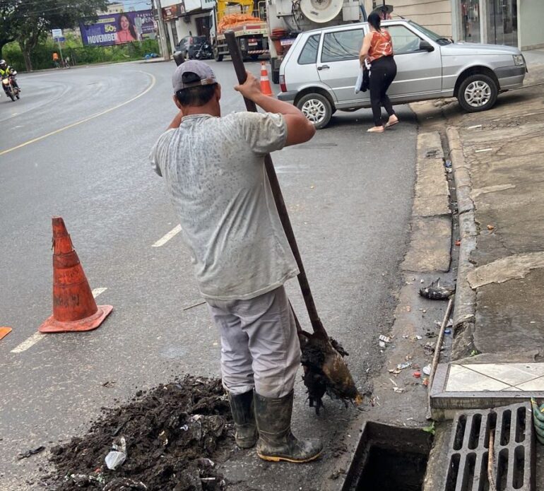 Prefeitura de Ipatinga previne alagamentos com limpeza e manutenção de bueiros