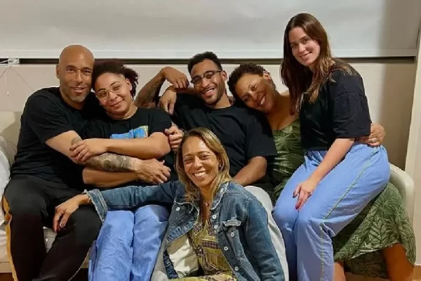 Filha de Pelé posta foto ao lado da família: 'Mais uma noite juntinhos com ele'