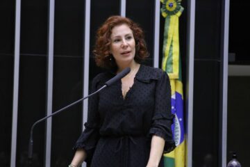 Gilmar suspende porte de arma e manda Zambelli entregar pistola à PF