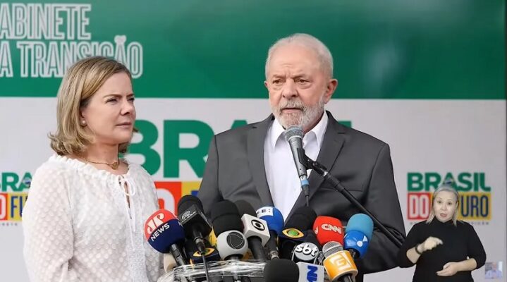 Lula anunciará primeiros ministros nesta sexta-feira, diz Gleisi Hoffmann