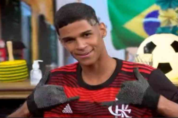 Luva de Pedreiro aparece com camisa do Fla na Globo e revolta vascaínos