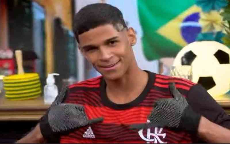 Luva de Pedreiro aparece com camisa do Fla na Globo e revolta vascaínos