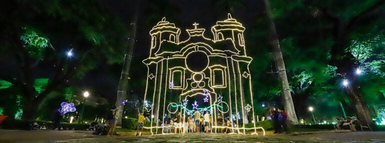 Iluminação natalina de 2022 é inaugurada na Praça da Liberdade