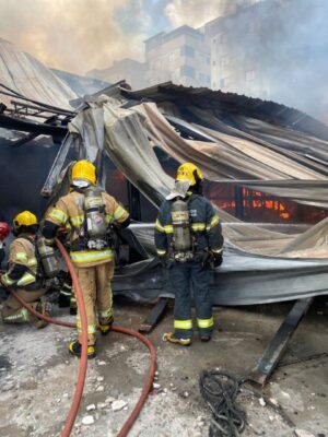 incêndio atinge galpão no bairro Castelo, em BH