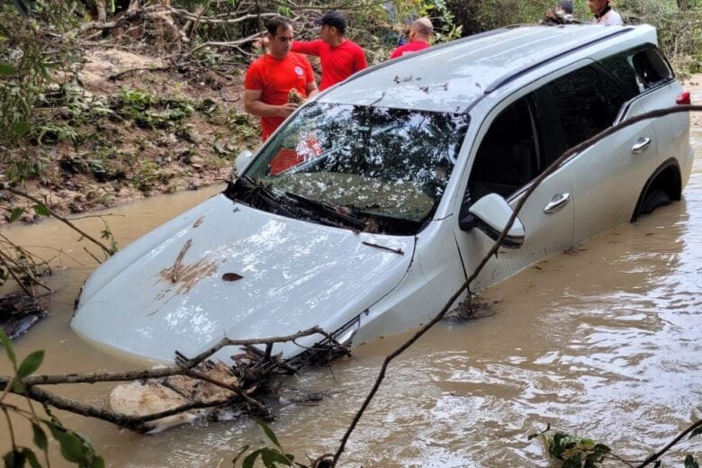 Em MG: mãe e filha morrem após carro em que família estava ser levado pela água do córrego