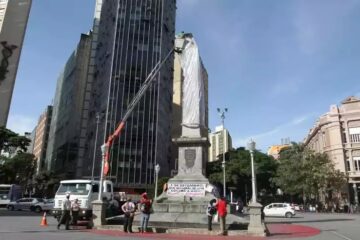 Pirulito da Praça Sete é coberto com ‘camisinha’ no Dia Mundial de Luta contra a Aids