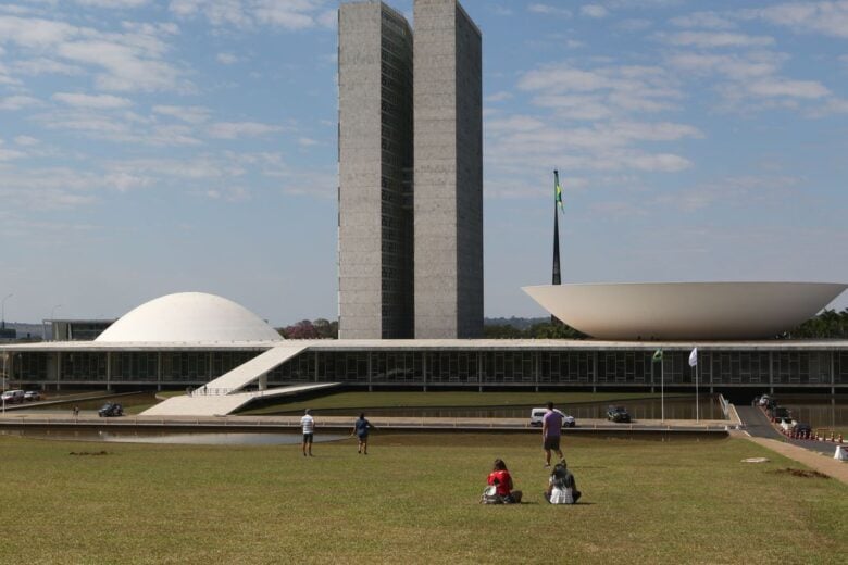 Congresso promulga reajustes salariais para parlamentar, ministro e presidente