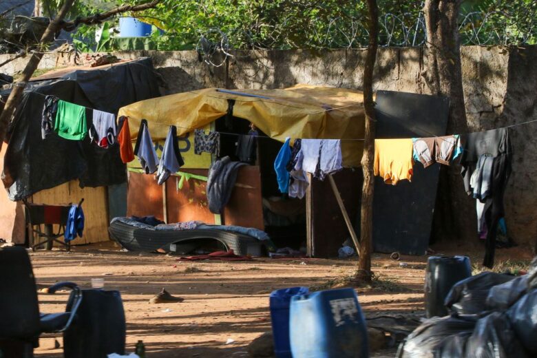 Vetada lei que proíbe arquitetura hostil a morador em situação de rua