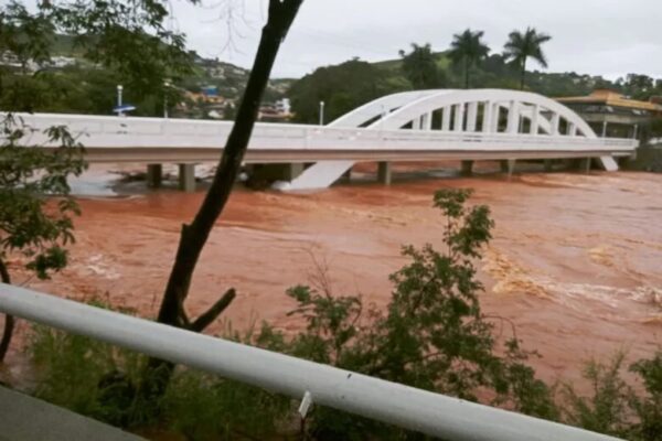 Devido às chuvas, Prefeitura de Nova Era decreta estado de emergência; cidade corre risco de desabastecimento de água