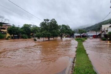 Ruas de Sabará, na Grande BH, ficam alagadas após rio transbordar