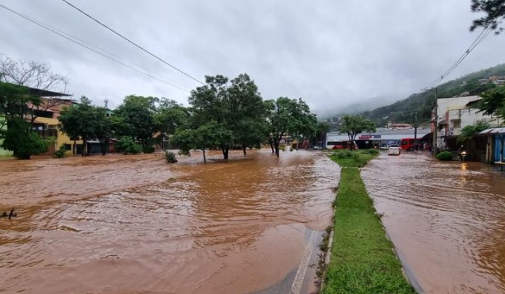 Ruas de Sabará, na Grande BH, ficam alagadas após rio transbordar