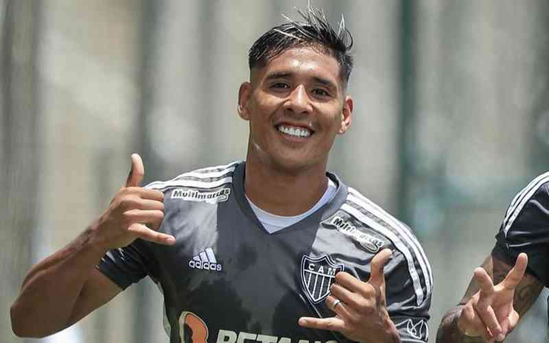 Zaracho, do Atlético, comemora título da Argentina: ‘Me senti identificado’