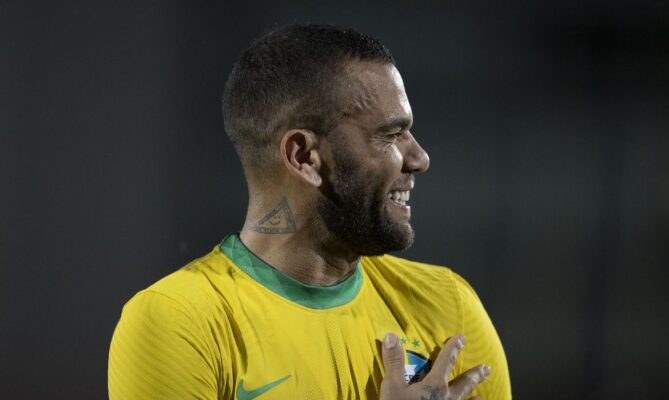 Daniel Alves distribui autógrafos para detentos em presídio em Barcelona, diz TV
