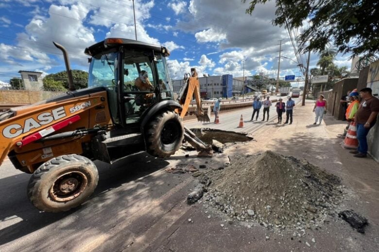 Cratera com 5 metros de profundidade se abre e Prefeitura desvia trânsito em Contagem