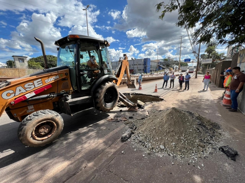 Cratera com 5 metros de profundidade se abre e Prefeitura desvia trânsito em Contagem