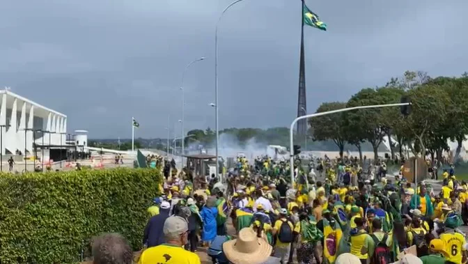 Urgente: manifestantes invadem Congresso, Planalto e STF