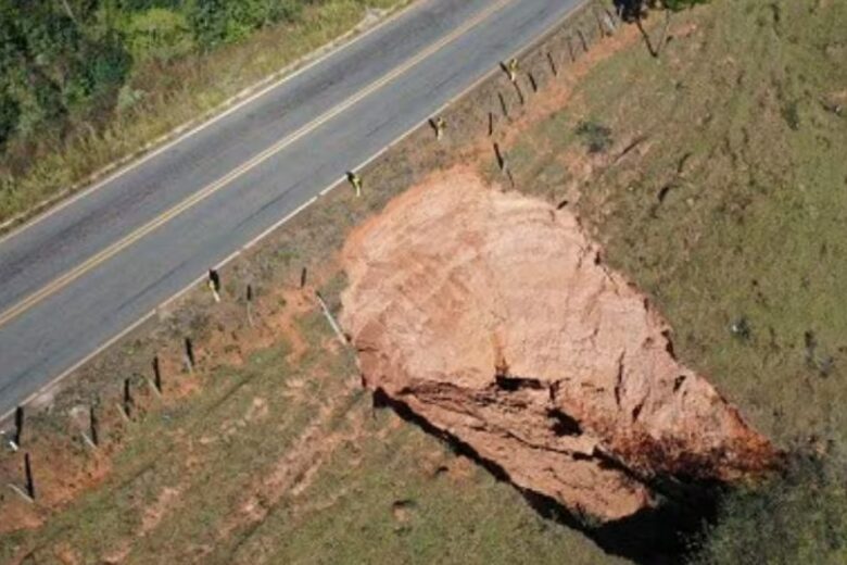 Erosão coloca motoristas em risco na Estrada Real; MP entra com ação