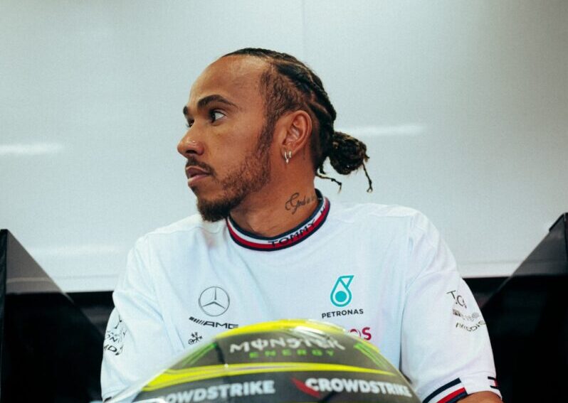 Hamilton revela traumas e racismo sofrido na infância: ‘Atiravam bananas em mim’