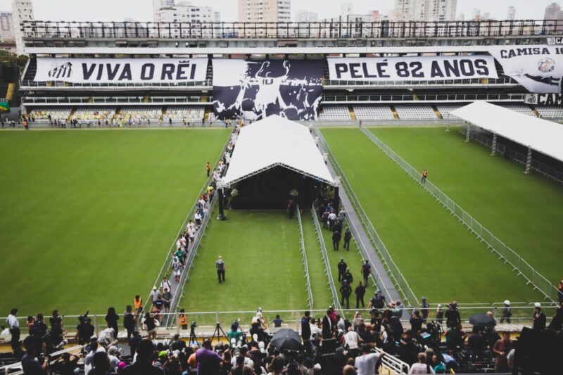 Capa de EA Sports FC, sucessor do FIFA, tem Pelé e mais ídolos do