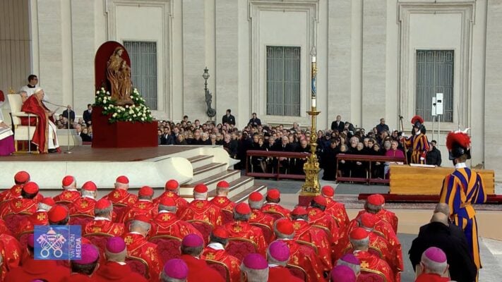 Papa Francisco destaca "sabedoria e dedicação" de Bento XVI durante funeral