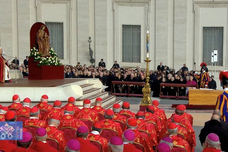 Papa Francisco destaca “sabedoria e dedicação” de Bento XVI durante funeral