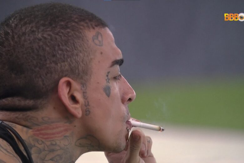 Boninho chama atenção de participantes do BBB 23 por excesso de cigarro