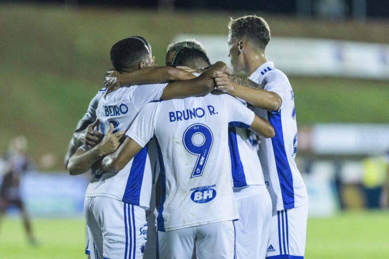 Cruzeiro passa sufoco, mas bate Patrocinense com gols de Nikão e Bruno Rodrigues