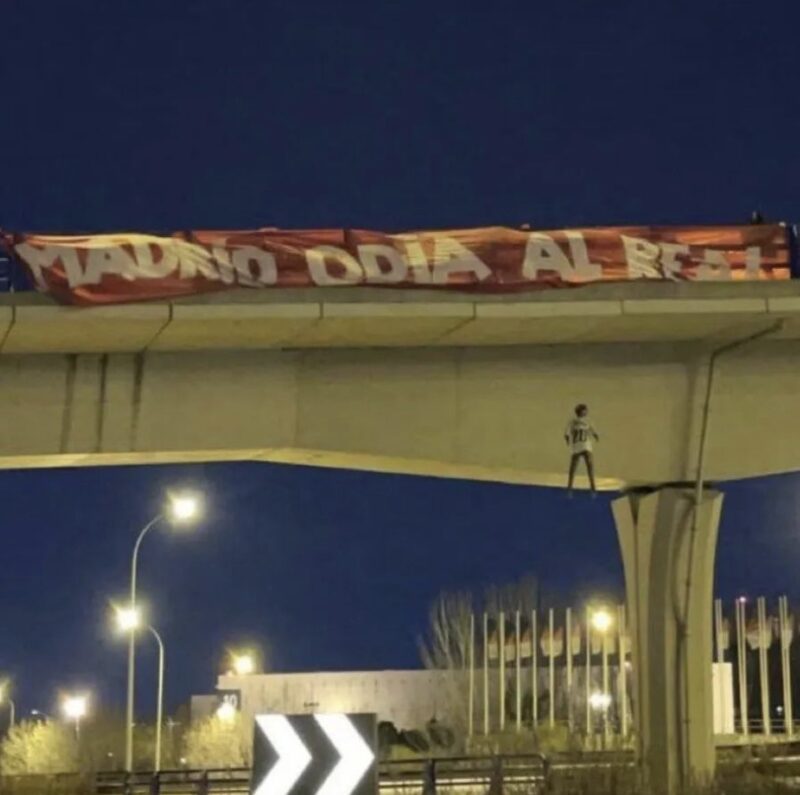Boneco com camisa de Vini Jr. surge enforcado em ponte de Madrid antes de clássico