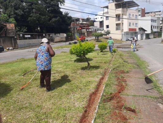 Trabalho de limpeza e conservação de praças é intensificado em Monlevade