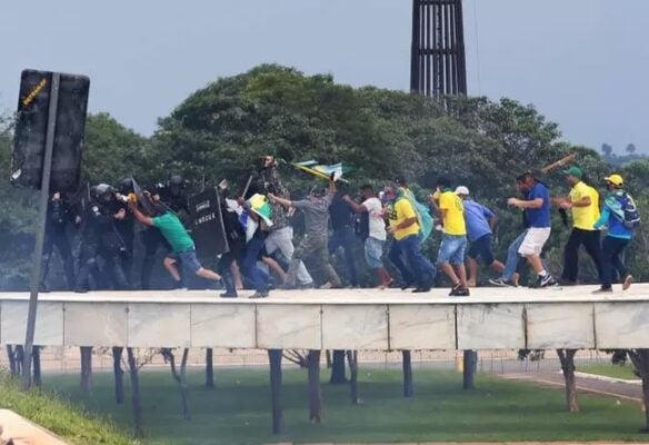 Jornalistas são agredidos com socos e chutes em cobertura de invasão aos Três Poderes, em Brasília