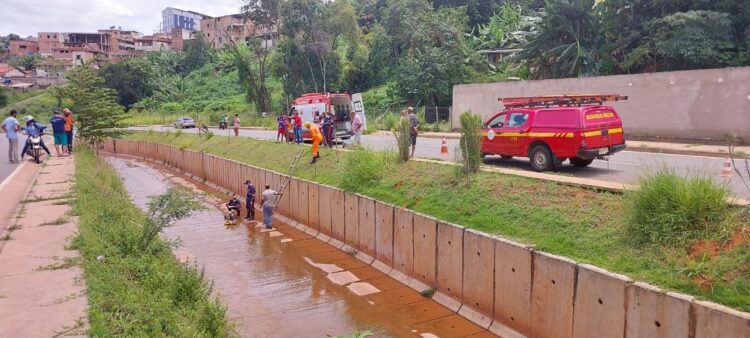 motociclista-fica-feriado-ao-ser-arremessado-dentro-de-canal