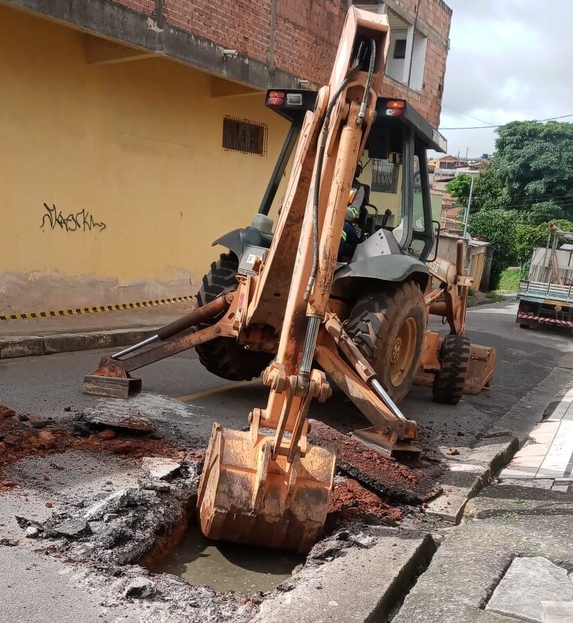 Itabira: manutenção na rede de esgoto interdita via no Clovis Alvim