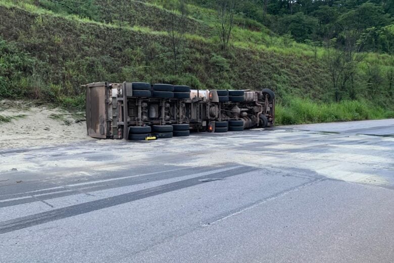 Policial militar fica ferido em acidente na estrada de Nova Era