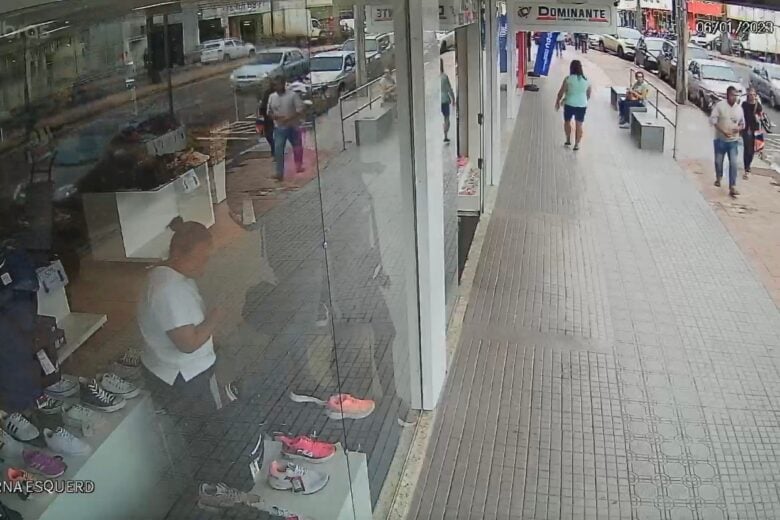 Câmera de vigilância flagra momento em que idosa é roubada no Centro de Itabira