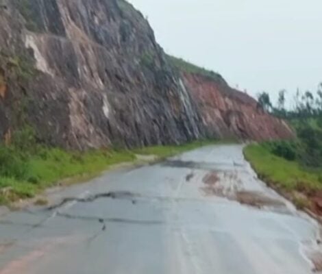 Após enxurrada de lama e pedras, rodovia MG-129 é vistoriada pelo DER-MG; trânsito no local está liberado