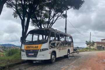 Micro-ônibus é incendiado durante a madrugada em Itabira
