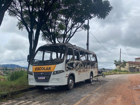 micro-onibus-e-incendiado-durante-a-madrugada-em-itabira