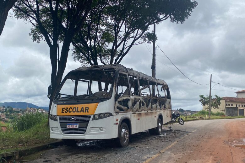 Micro-ônibus é incendiado durante a madrugada em Itabira