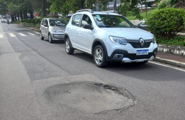 Vereador faz protesto inusitado na praça Dr. Acrísio Alvarenga, em Itabira