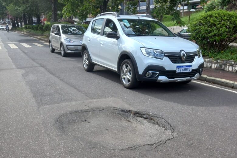 Vereador faz protesto inusitado na praça Dr. Acrísio Alvarenga, em Itabira